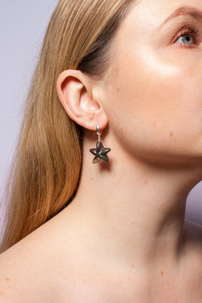 Juodi blizgūs žvaigždžių formos auskarai