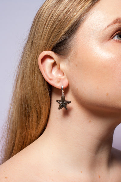 Juodi blizgūs žvaigždžių formos auskarai