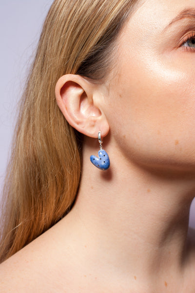 Mėlyni skirtingi širdelės formos auskarai