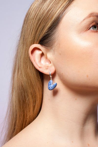 Mėlyni skirtingi širdelės formos auskarai