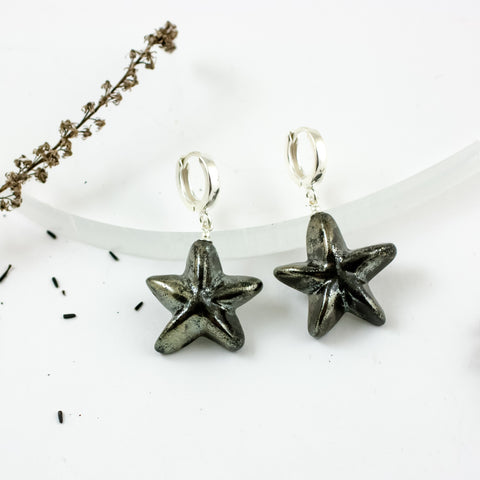 Juodi blizgūs žvaigždžių formos auskarai