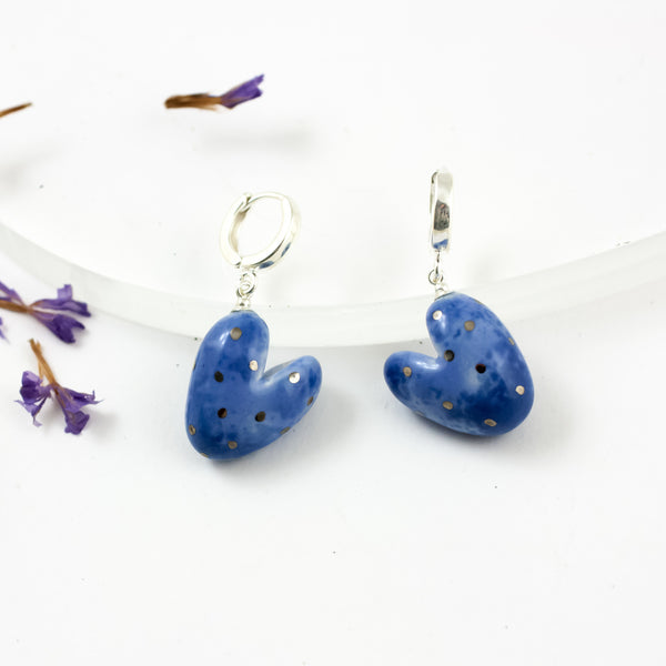 Mėlyni skirtingi širdelės formos auskarai