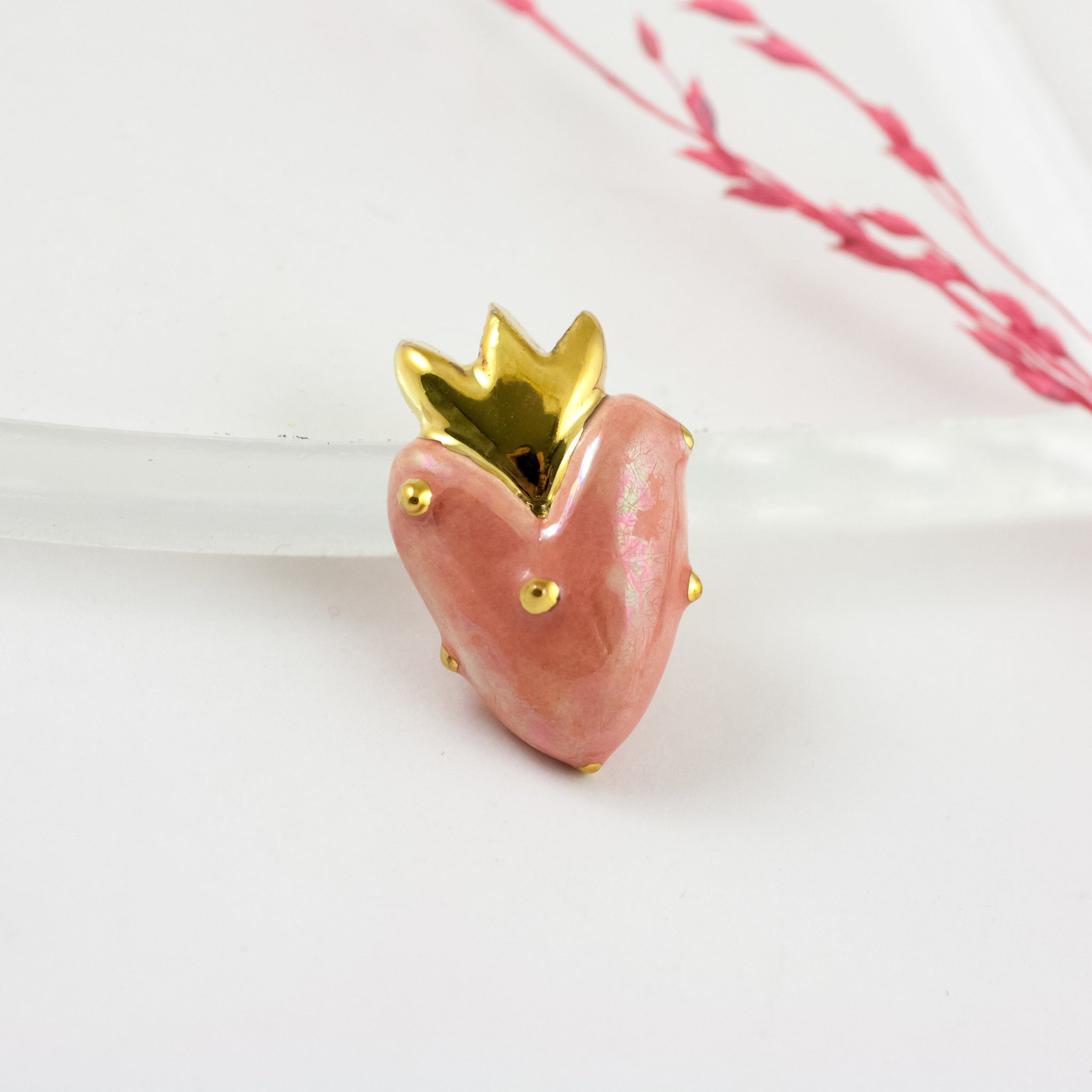 Rožinė širdelės formos sagė su aukso karūna