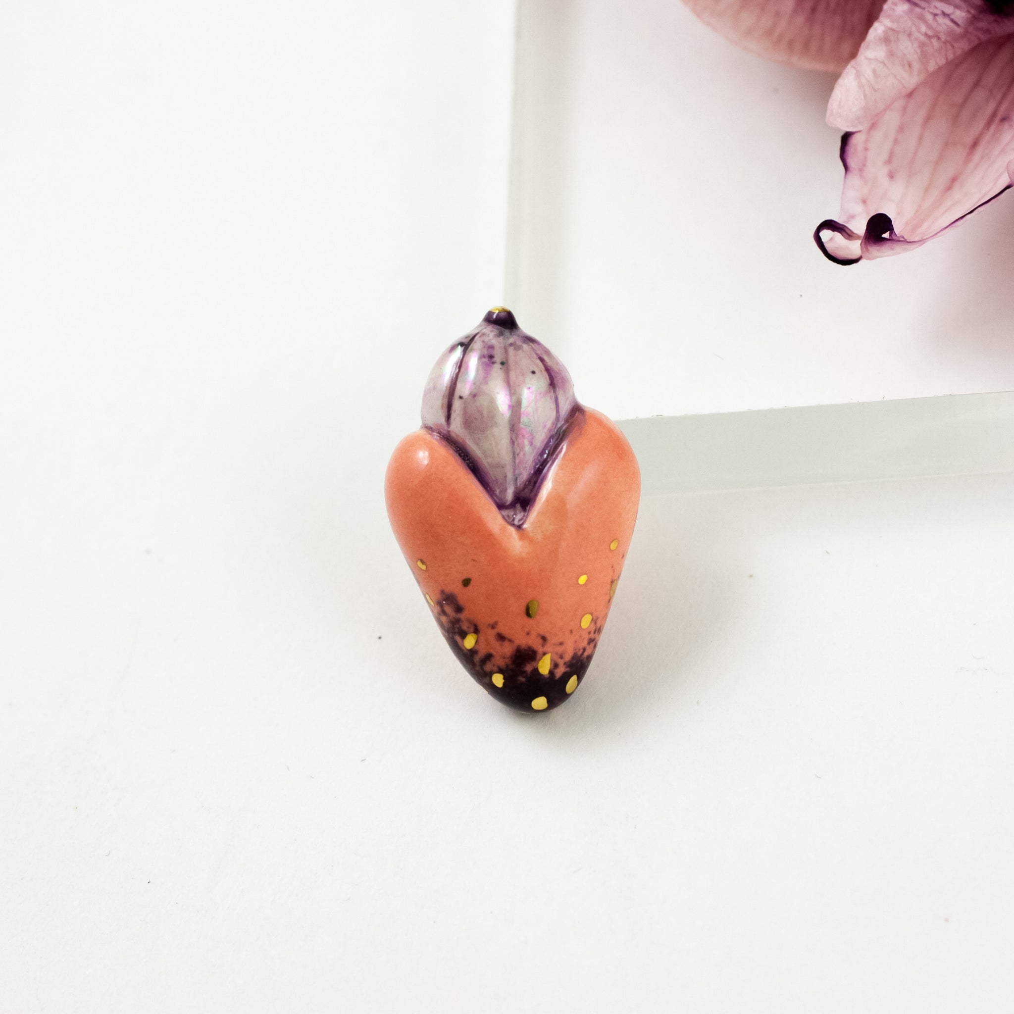 Rožinė širdelės formos sagė su perlo ir aukso žvilgesiu