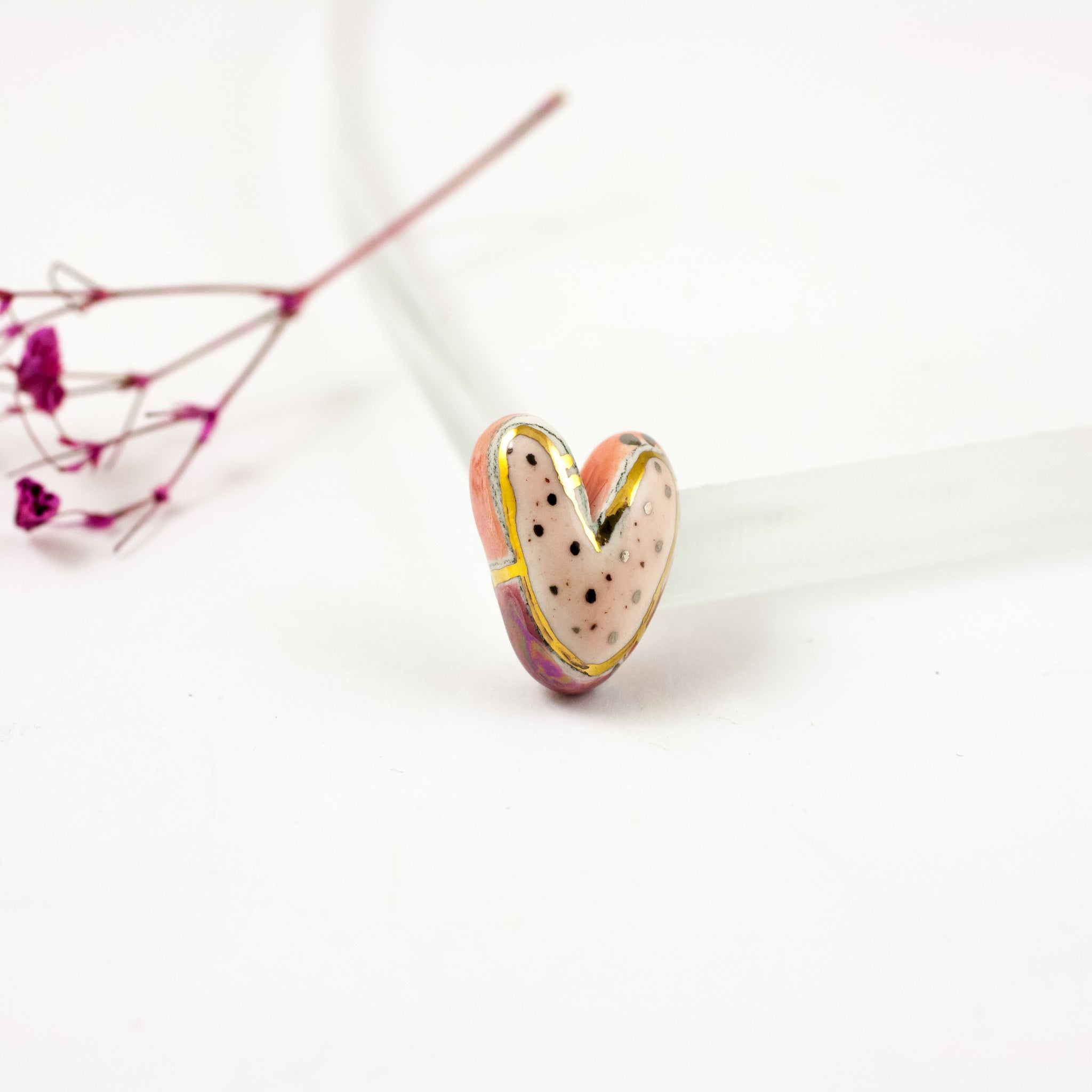 Maža raudona ir rožinė širdelės formos sagė