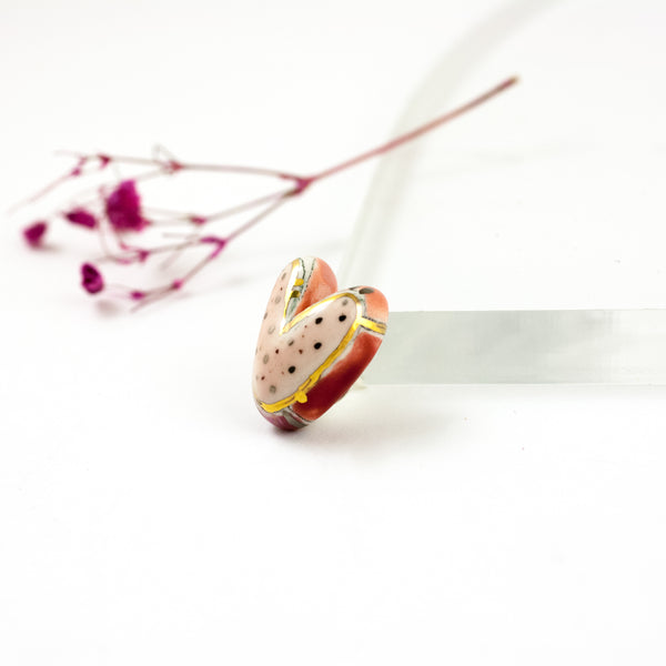 Maža raudona ir rožinė širdelės formos sagė