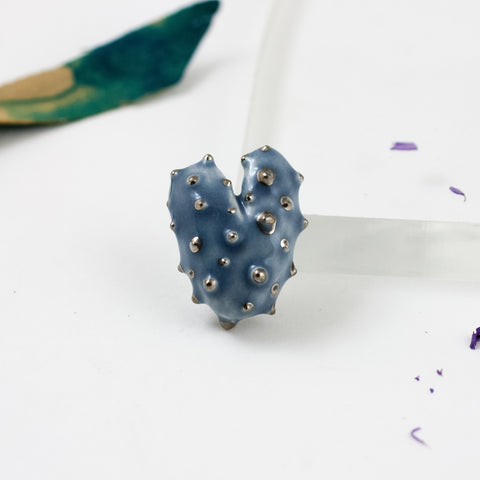 Mėlyna širdelės formos sagė su platinos blizgesio iškilimais