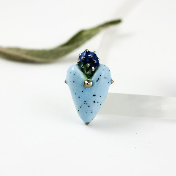 Dangaus mėlynumo spalvos širdelės formos sagė su platinos blizgesiu