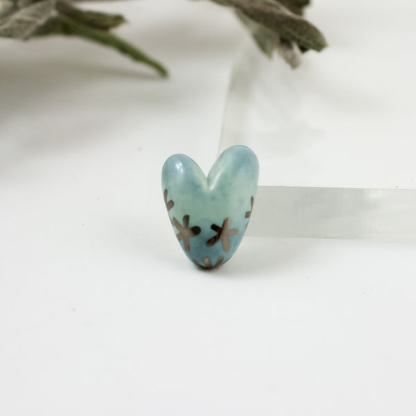 Švelniai mėlyna širdelės formos sagė su platinos blizgesio gėlėmis