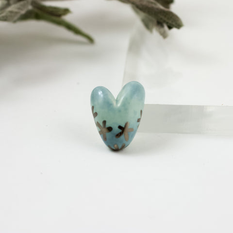 Švelniai mėlyna širdelės formos sagė su platinos blizgesio gėlėmis