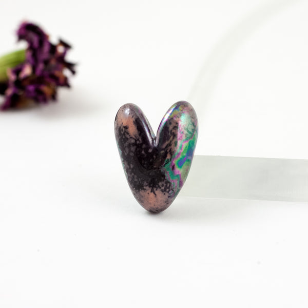 Aubergine color heart-shaped brooch ith pearl luster