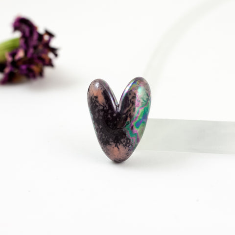 Aubergine color heart-shaped brooch ith pearl luster