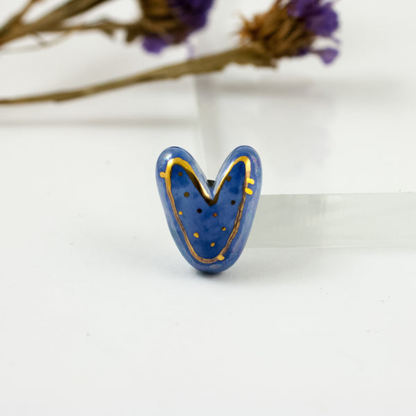 Šviesiai mėlyna širdelės formos sagė su aukso blizgesiu 