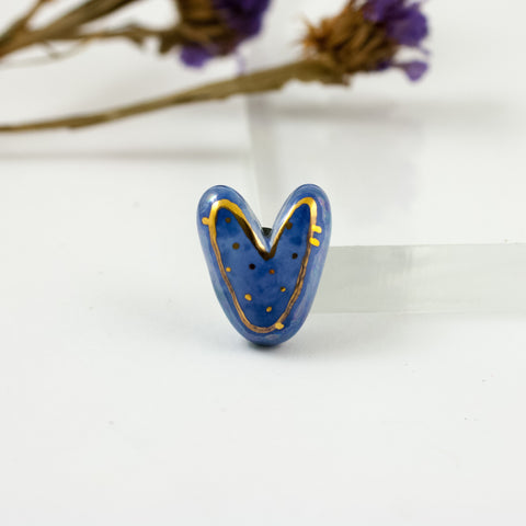 Šviesiai mėlyna širdelės formos sagė su aukso blizgesiu 