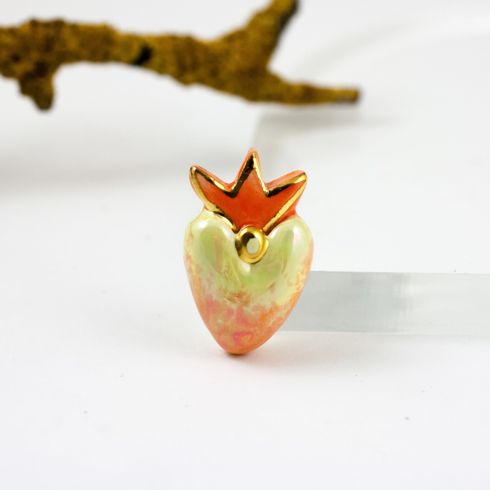 Sviesto geltonos spalvos širdelės formos sagė su aukso dekoro elementais