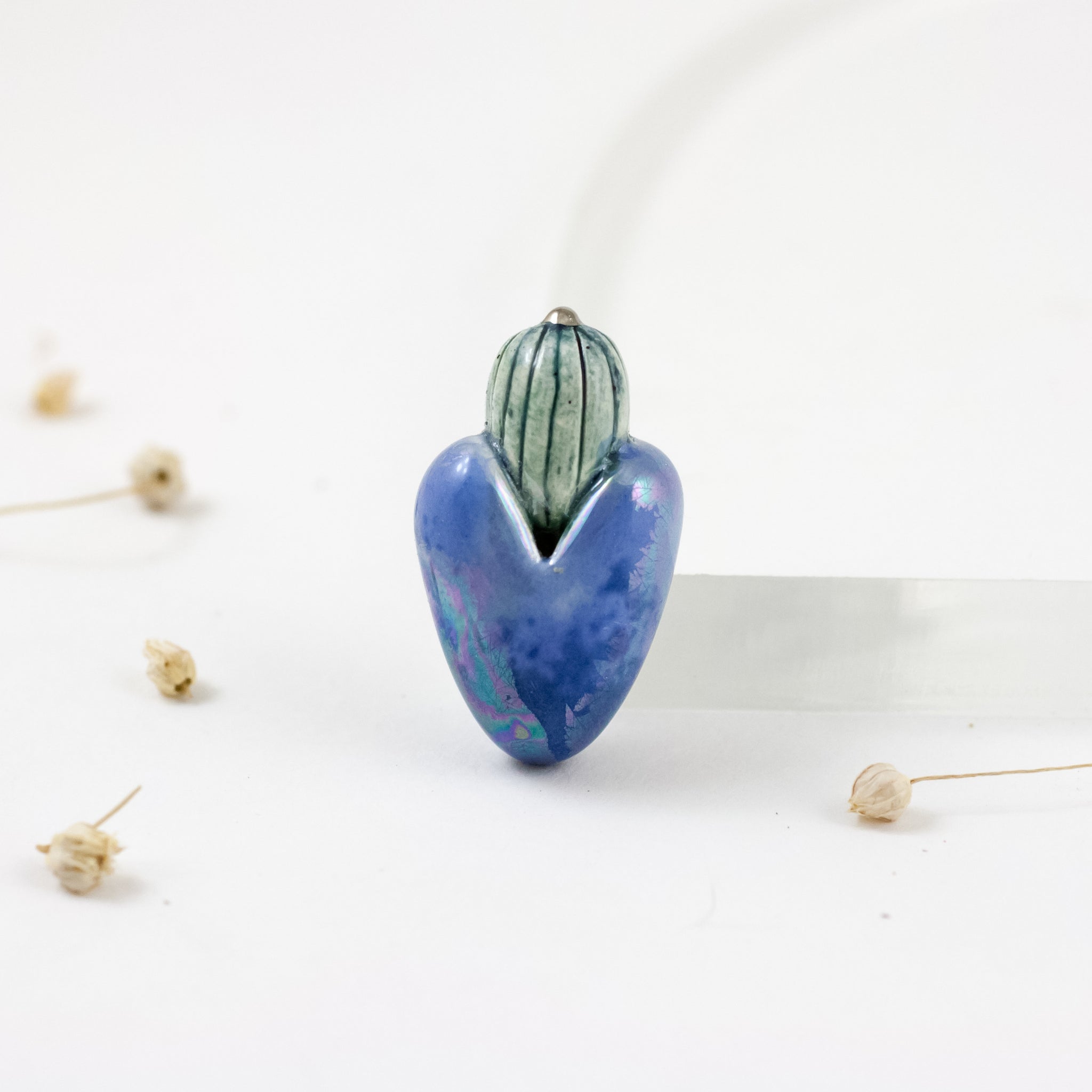 Mėlyna širdelės formos sagė su platinos blizgesio karūna