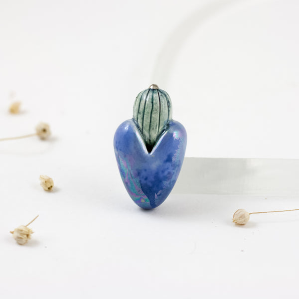 Mėlyna širdelės formos sagė su platinos blizgesio karūna