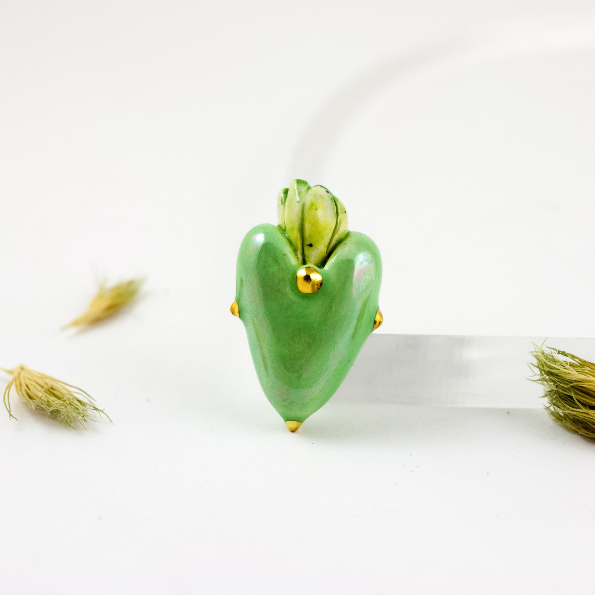 Šviesiai žalios spalvos širdelės formos keraminė sagė su perlo blizgesiu