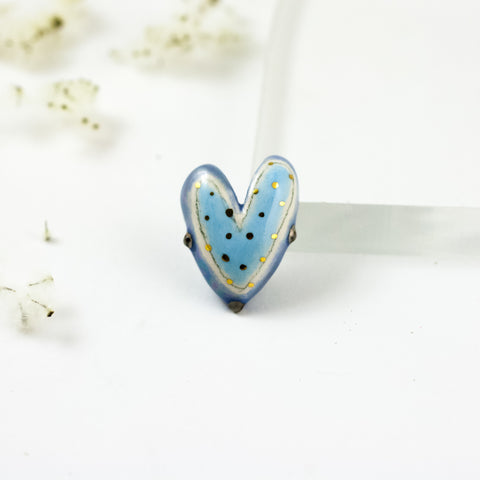 Mėlyna širdelės formos sagė su auksiniais taškeliais