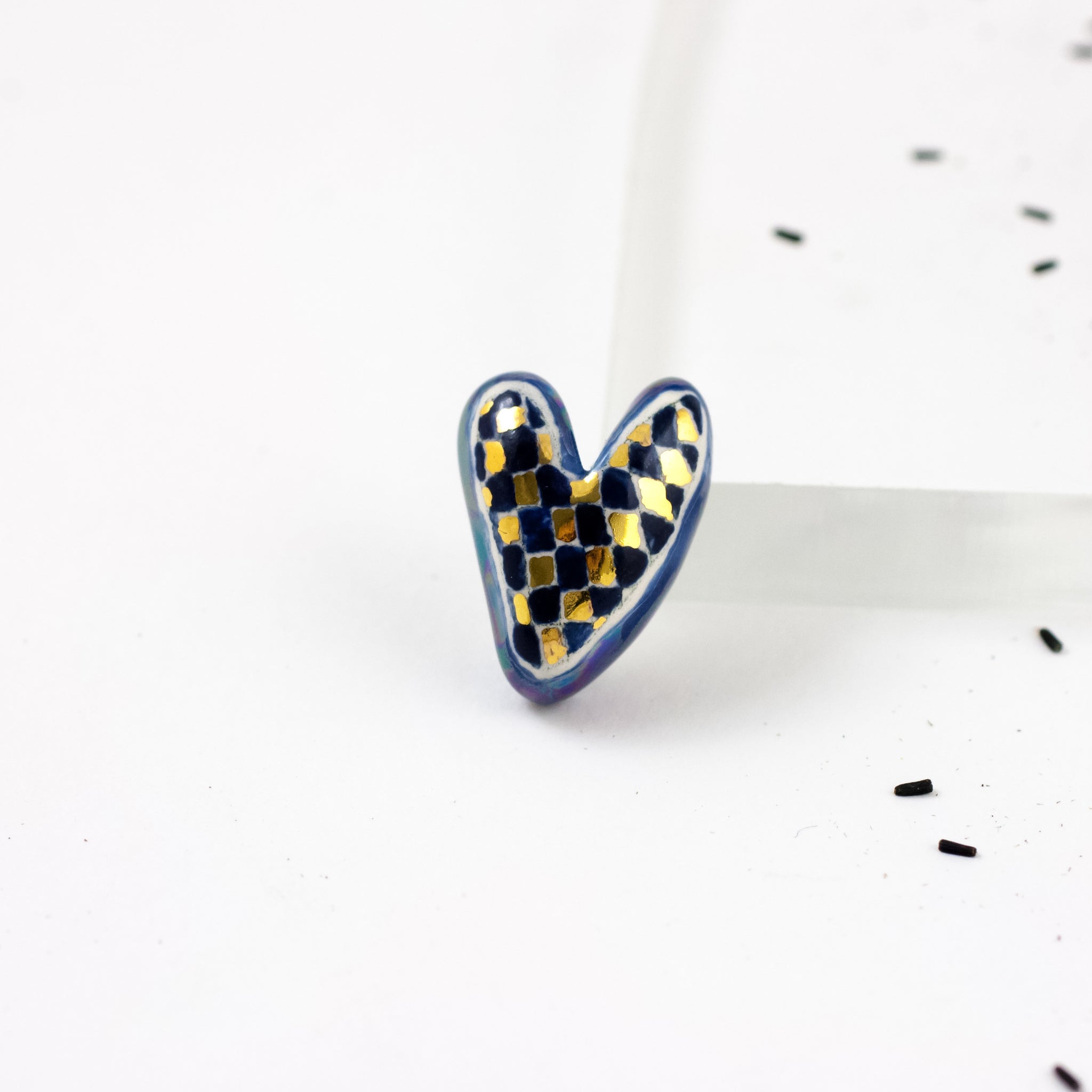 Tamsiai mėlyna širdelės formos sagė su langeliais