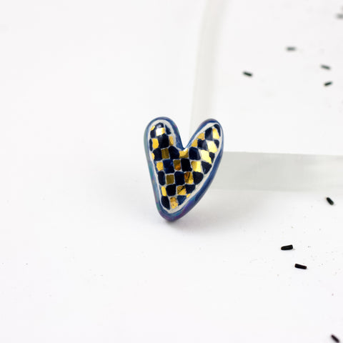 Tamsiai mėlyna širdelės formos sagė su langeliais