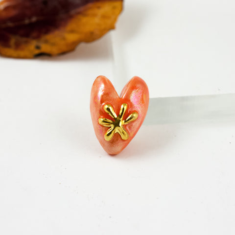 Oranžinės spalvos sagė su auksine gėle