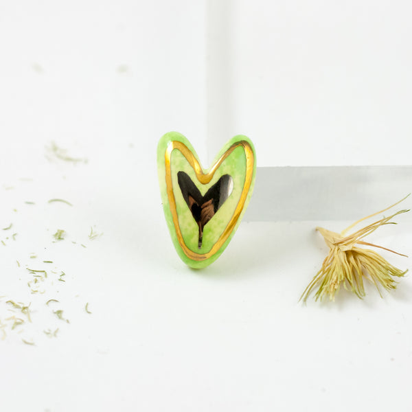 Minkšta žalia širdelės formos keraminė sagė su aukso ir platinos blizgesiais