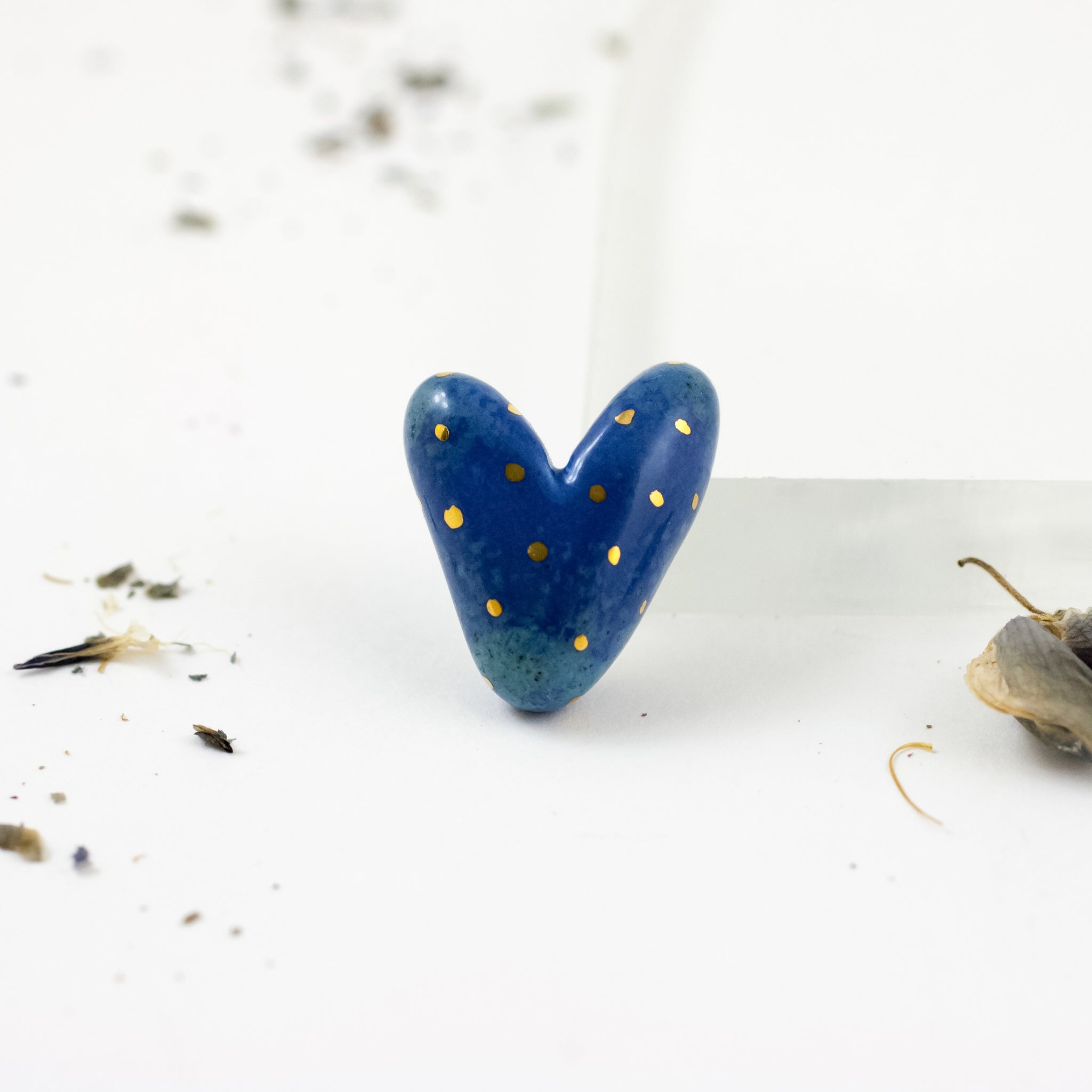 Ombre effect heart-shaped brooch with gold luster