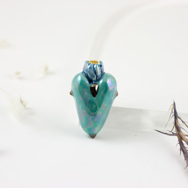 Turkio spalvos širdelės formos sagė su aukso blizgesiu