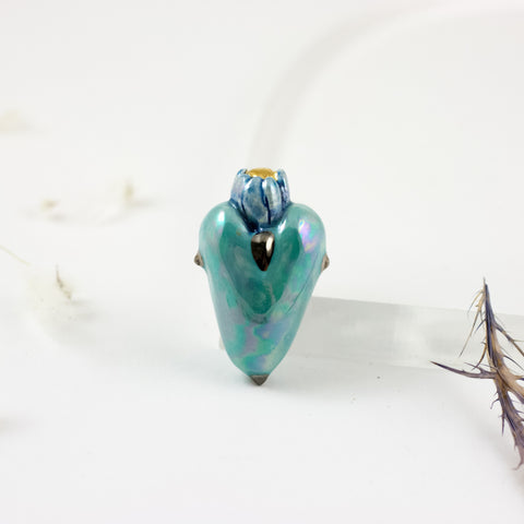 Turkio spalvos širdelės formos sagė su aukso blizgesiu