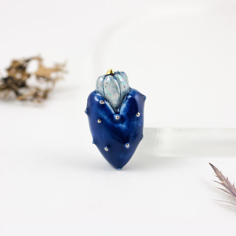 Šviesiai ir tamsiai mėlyna širdelės formos sagė su platinos blizgesiu