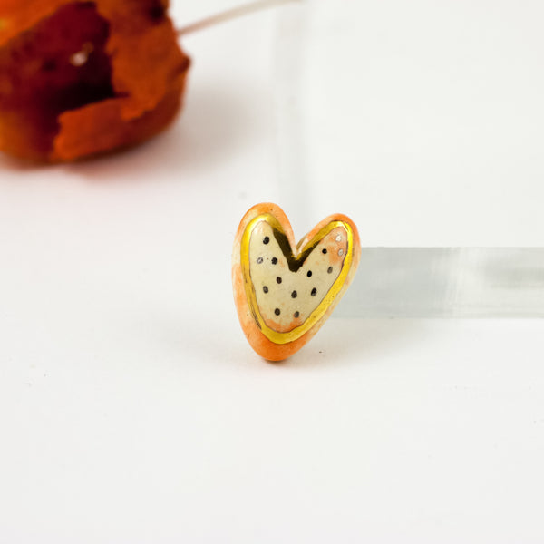 Geltona ir oranžinė širdelės formos sagė