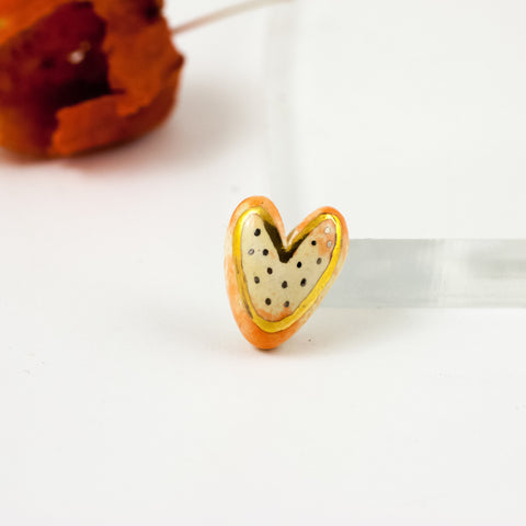 Geltona ir oranžinė širdelės formos sagė