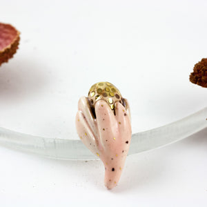 Organiskas formas rozā ziedu broša ar zelta spīduma dekoru