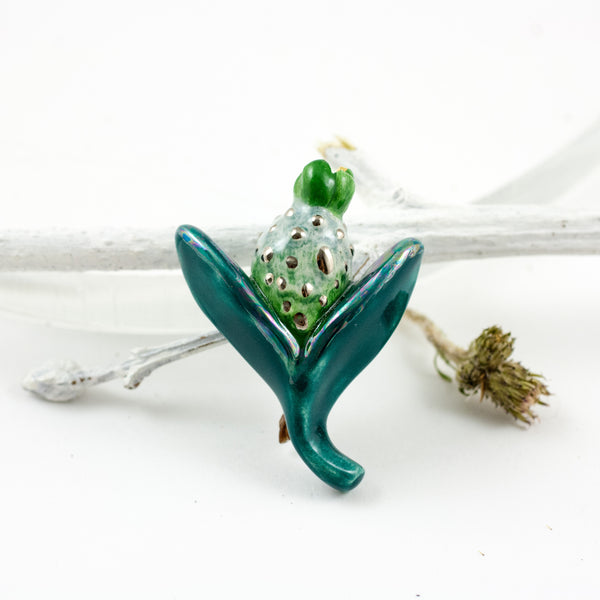 Green brooch with pearl luster