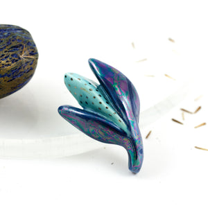 Zilas krāsas ziedu pumpuru broša ar pērļu spīdumu