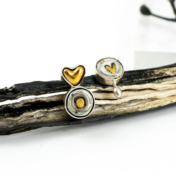 ABSTRACT Balti dažādi keramikas auskari ar zelta sirdīm