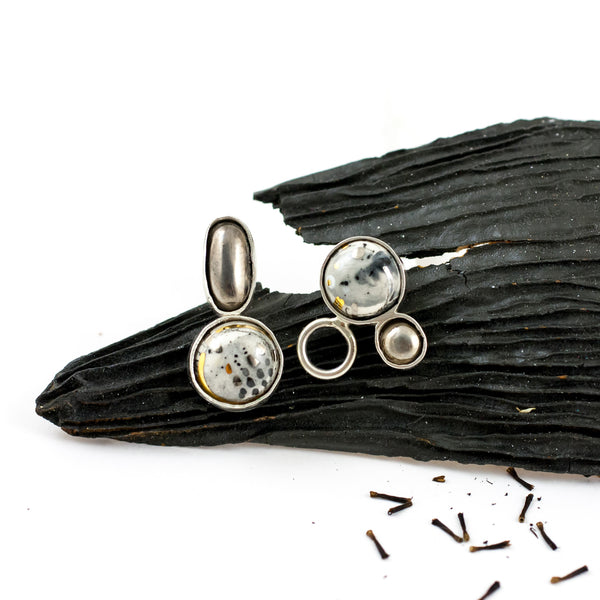 Dažādi sudraba auskari ABSTRACT ar melnām līnijām un punktiem