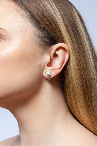 ABSTRACT Balti dažādi keramikas auskari ar zelta sirdīm