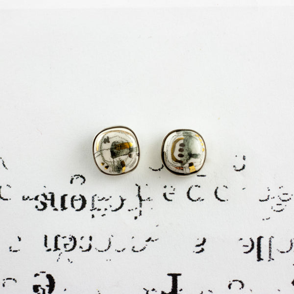 Small graphic earrings ABSTRACT