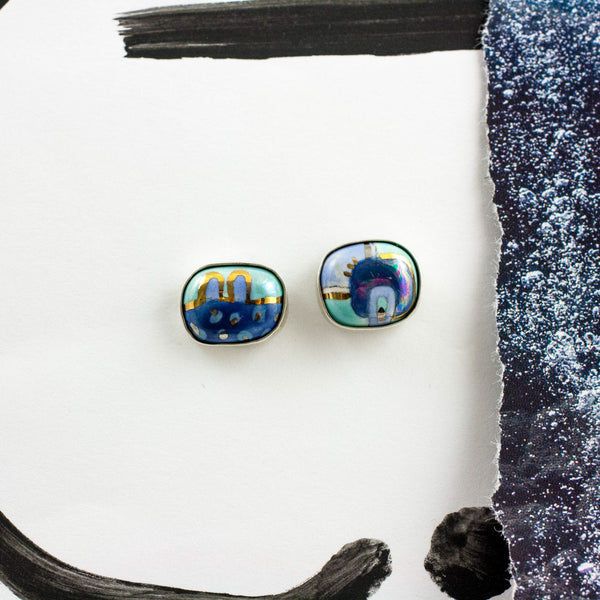 Blue mismatched silver earrings with pearl luster