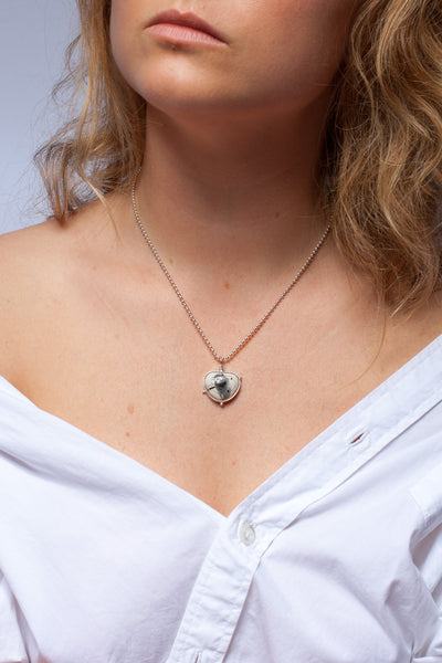 ABSTRACT White pendant with a platinum heart