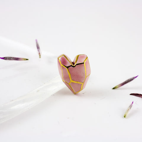 Pink gold-plated heart-shaped brooch with gold lines