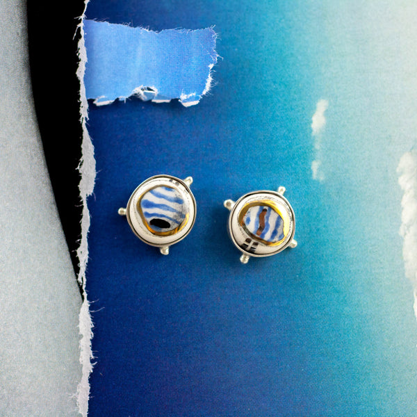 Mėlyni skirtingi sidabro auskarai su aukso linijomis