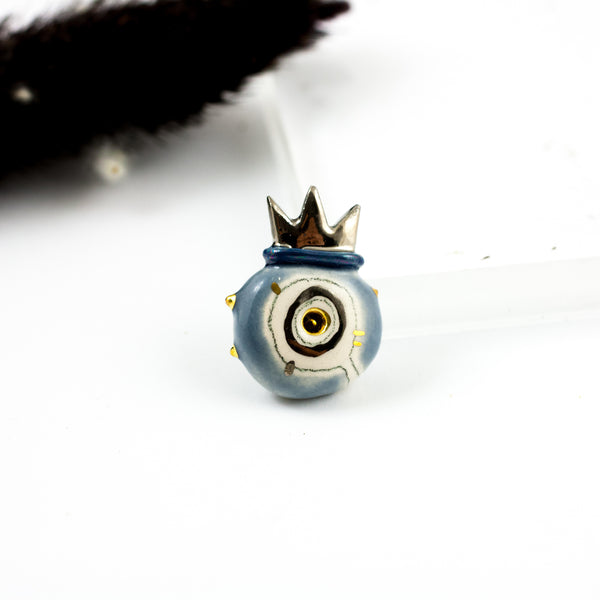 Denim blue ceramic brooch with a draings and a platinum crown