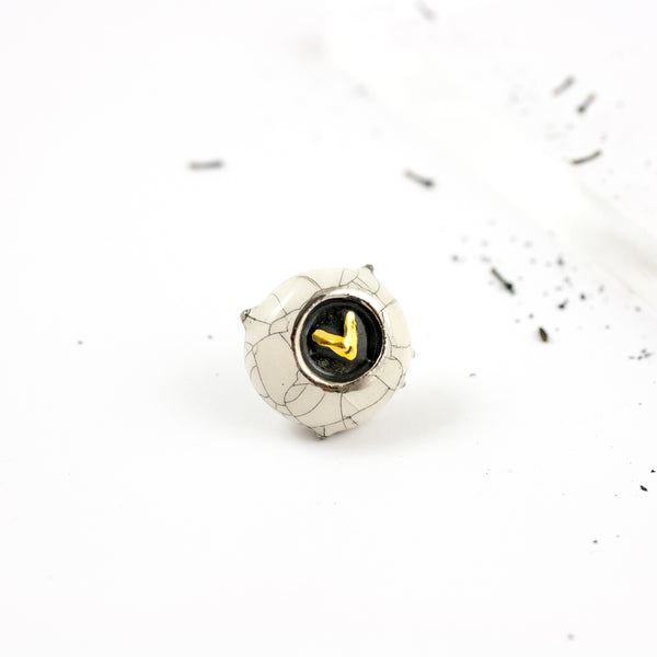 White round brooch with a cracle effect