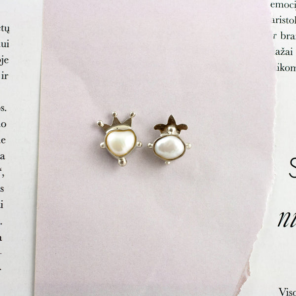 Silver stud earrings with freshwater pearls and mismatched silver crowns