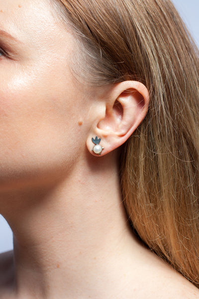 Blackened silver stud earrings with white round pearls
