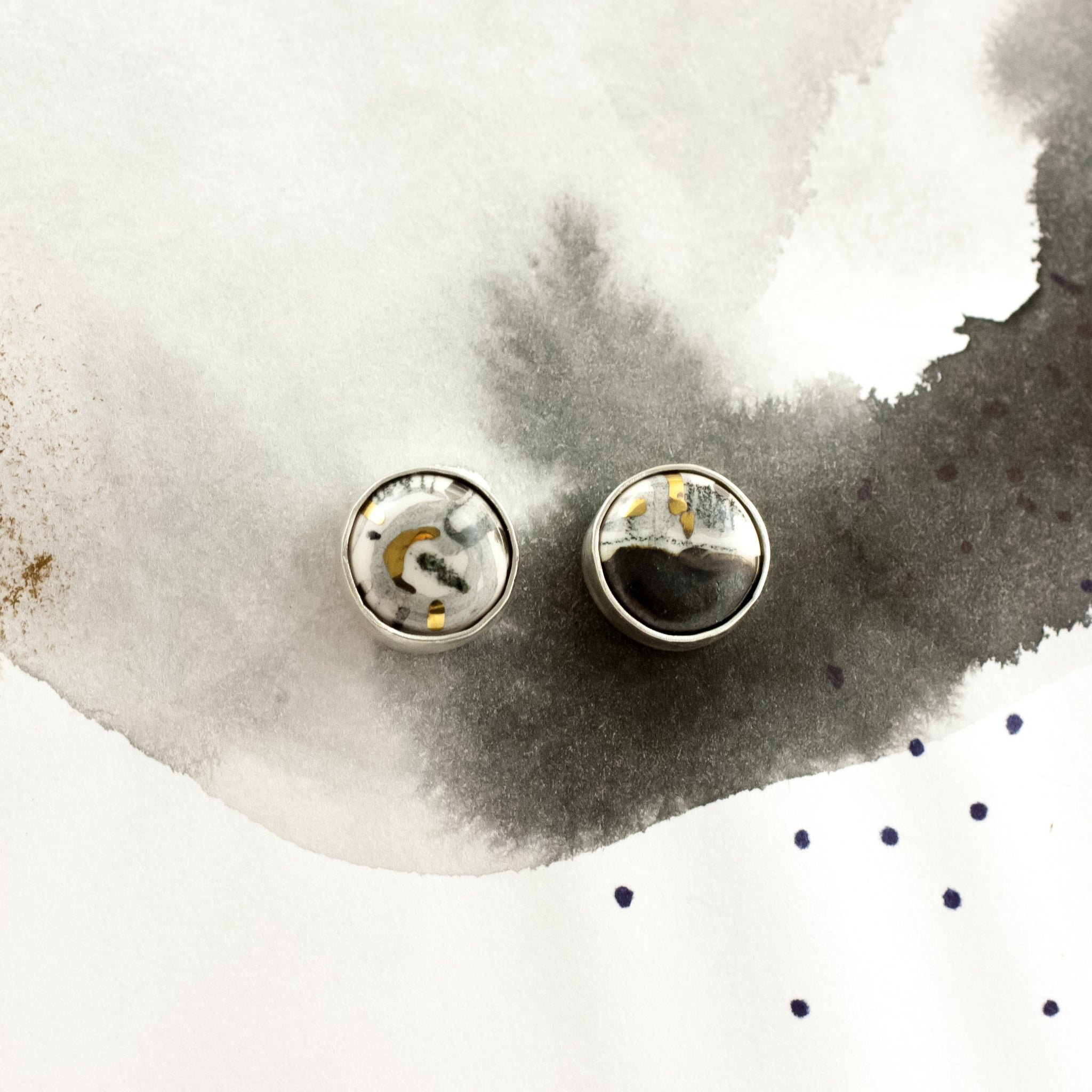 Balti skirtingi sidabriniai auskarai su aukso dekoru