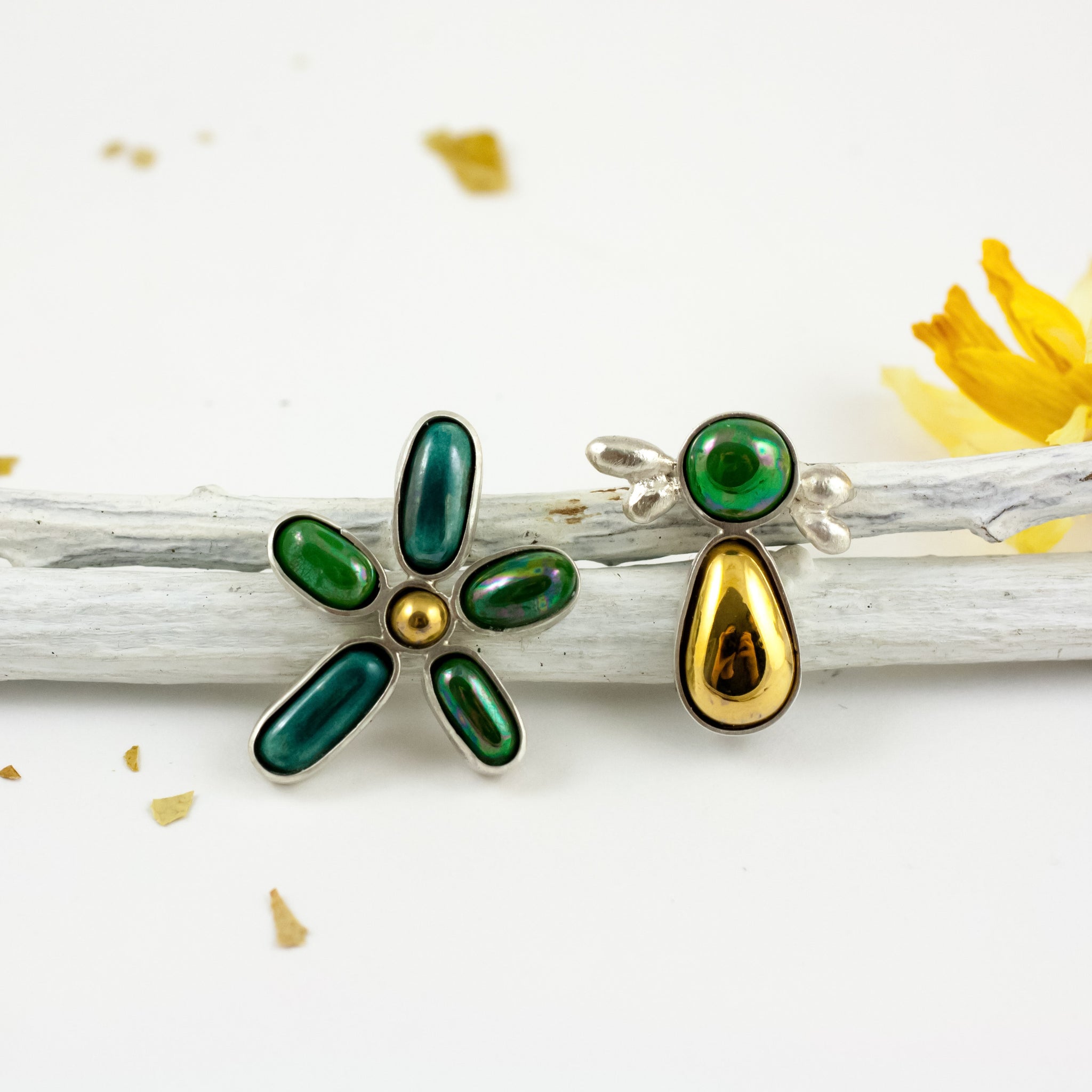 Dark green gold-plated silver earrings